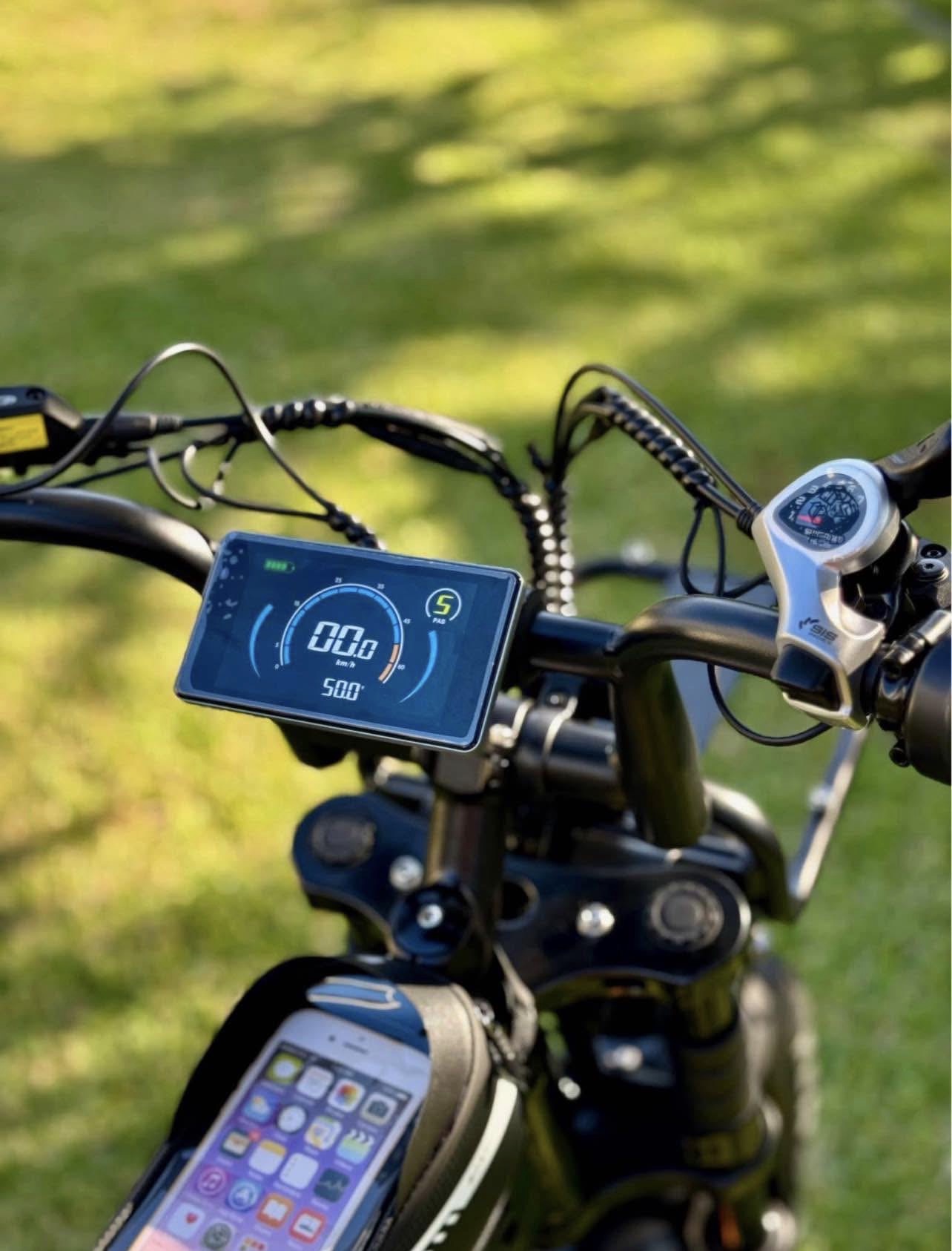 Colour LCD display and Shimano 7-speed shifter on the Newxing X80PRO handlebar